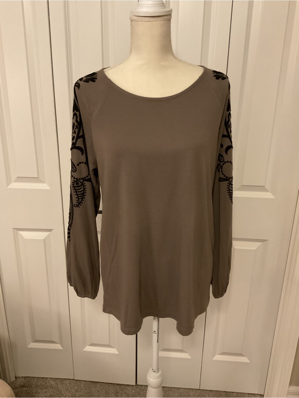 Chico's FOLKLORE EMBROIDERED LONG SLEEVE
TOP NWT Size 2 (LARGE)